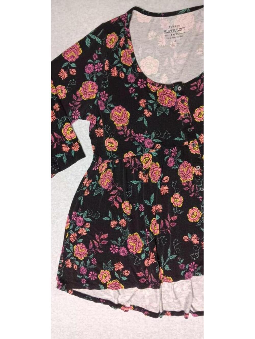 Torrid 3/4 Sleeve Button Up Tunic Blouse Womens Size 2 Black With Floral Design - Picture 12 of 12